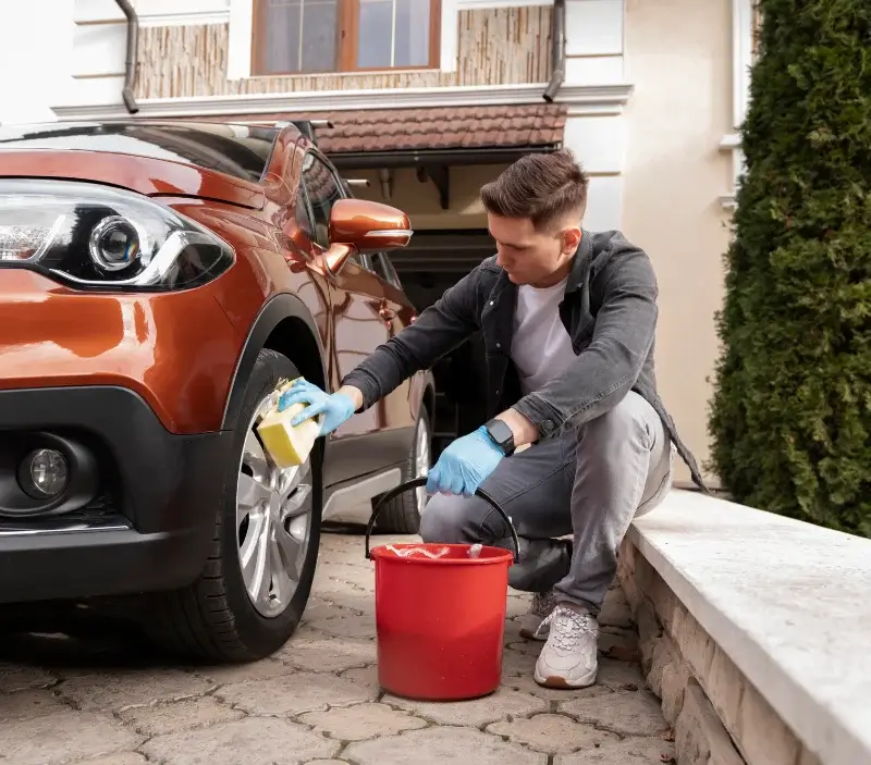 Lavage auto à domicile Lévignac-de-Guyenne : professionnel intervenant sur un véhicule